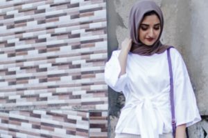 8 Padu Padan Warna Jilbab Polos yang Cocok Digandengkan dengan Baju Putih