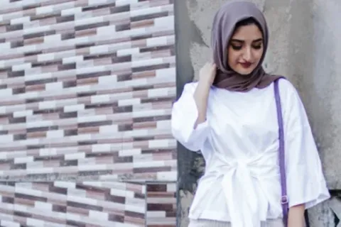Tips Padu Padan Warna Jilbab Polos dengan Baju Putih