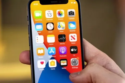 Antara iPhone 12 Mini dengan iPhone 12, Mana Yang Terbaik