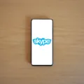 Ilustrasi pengguna smartphone melakukan aplikasi video call jernih HD tanpa lag