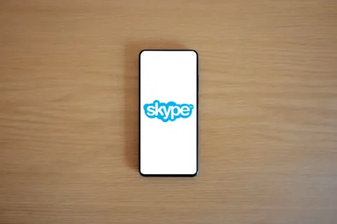 Ilustrasi pengguna smartphone melakukan aplikasi video call jernih HD tanpa lag