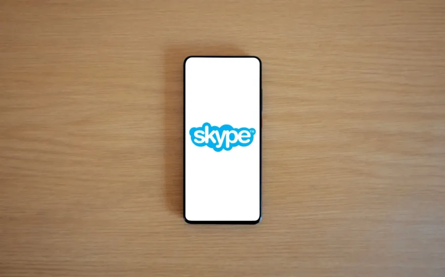 Ilustrasi pengguna smartphone melakukan aplikasi video call jernih HD tanpa lag