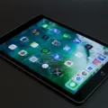 Penggunaan aplikasi desain grafis mudah di tablet untuk membuat konten visual kreatif