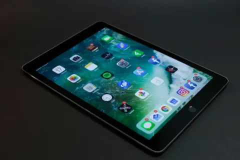 Penggunaan aplikasi desain grafis mudah di tablet untuk membuat konten visual kreatif