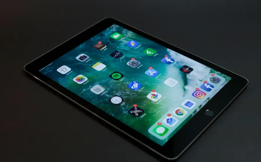 Penggunaan aplikasi desain grafis mudah di tablet untuk membuat konten visual kreatif