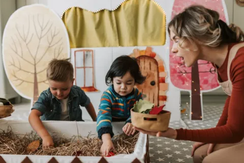 Ibu dan anak sedang belajar cara mengajarkan anak mengenal musim lewat buku cerita bergambar