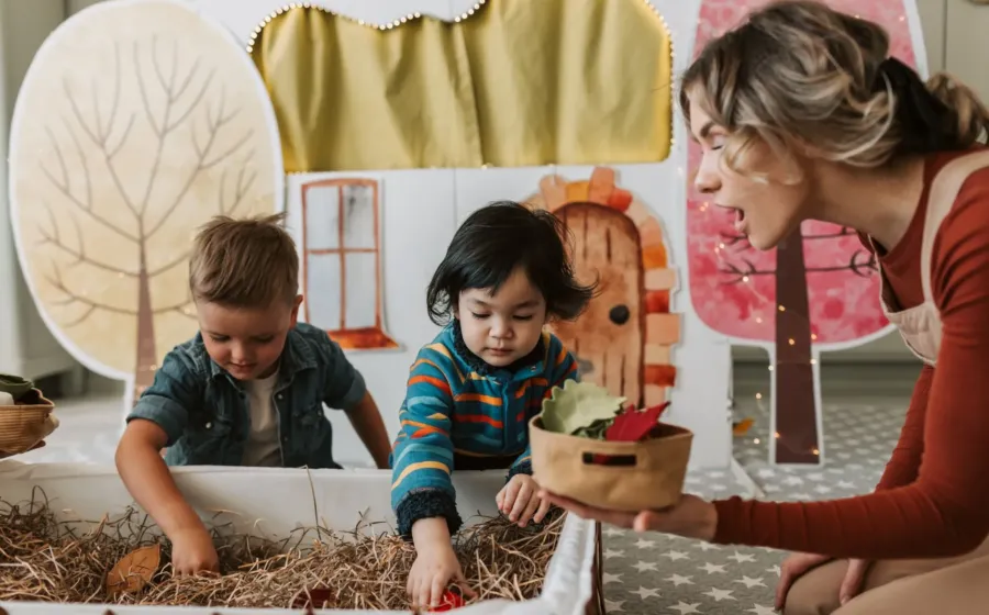 Ibu dan anak sedang belajar cara mengajarkan anak mengenal musim lewat buku cerita bergambar