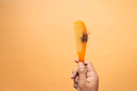 Ilustrasi cara mengatasi rambut bercabang dengan perawatan rutin agar rambut kembali halus dan sehat