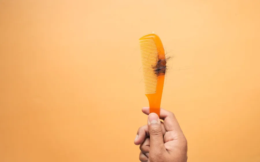 Ilustrasi cara mengatasi rambut bercabang dengan perawatan rutin agar rambut kembali halus dan sehat