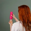 Cara mengatasi rambut kering dengan perawatan alami agar kembali lembut berkilau