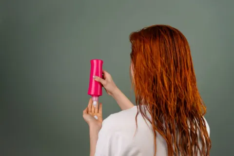 Cara mengatasi rambut kering dengan perawatan alami agar kembali lembut berkilau