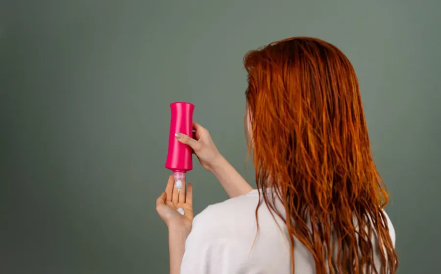 Cara mengatasi rambut kering dengan perawatan alami agar kembali lembut berkilau