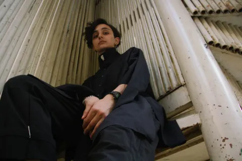 Inspirasi gaya berpakaian androgini dengan blazer oversized dan celana trousers yang stylish