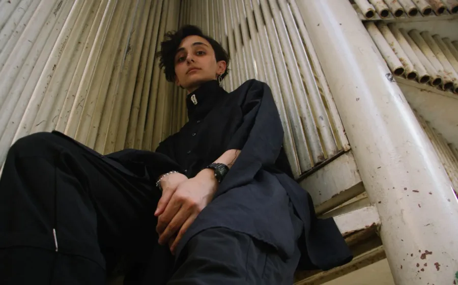 Inspirasi gaya berpakaian androgini dengan blazer oversized dan celana trousers yang stylish