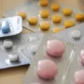 Kemasan obat Ardium 500 untuk ambeien dan varises di apotek