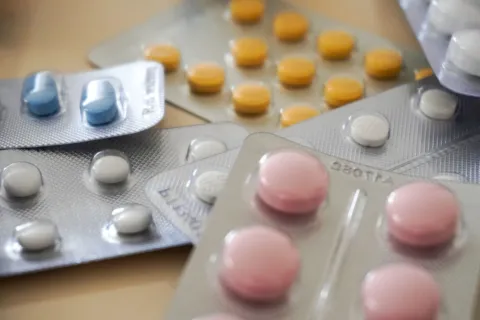 Kemasan obat Ardium 500 untuk ambeien dan varises di apotek