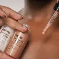 Aplikasi manfaat primer sebelum makeup pada kulit wajah agar halus dan tahan lama