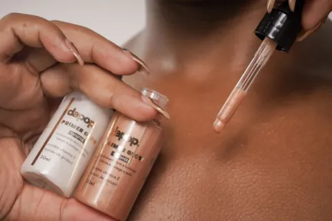 Aplikasi manfaat primer sebelum makeup pada kulit wajah agar halus dan tahan lama