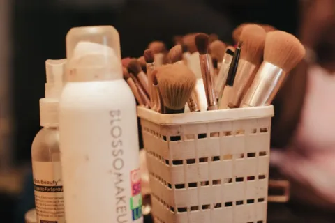 Botol setting spray kosmetik untuk mengunci makeup tahan lama