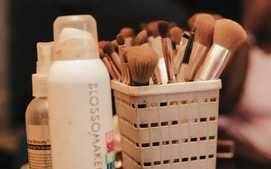 Botol setting spray kosmetik untuk mengunci makeup tahan lama