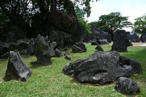 Pemandangan memukau di kawasan wisata perbukitan kapur eksotis Indonesia