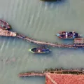 Suasana dermaga dan kayu perahu tradisional dalam kegiatan wisata perkampungan nelayan
