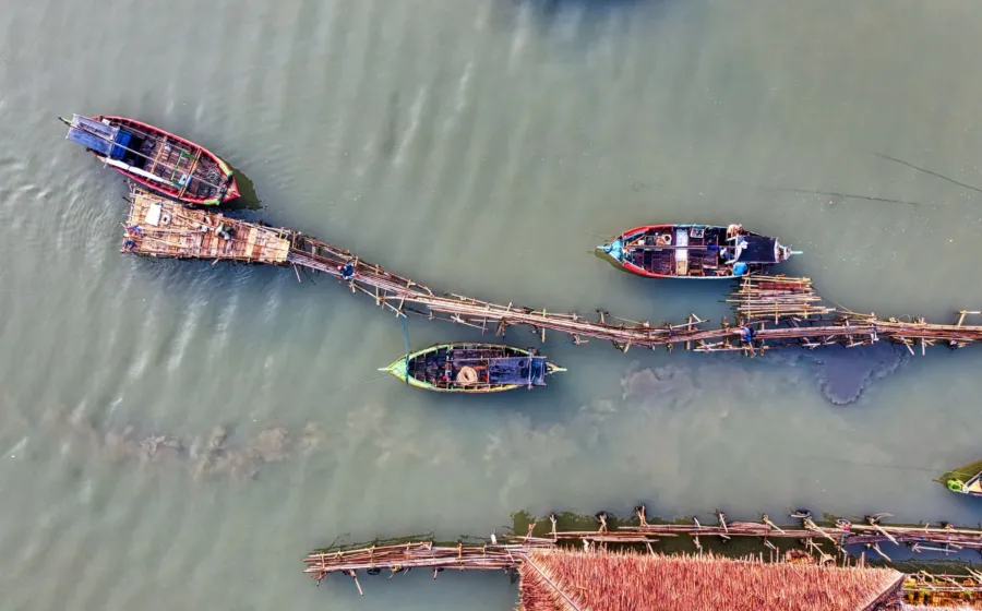 Suasana dermaga dan kayu perahu tradisional dalam kegiatan wisata perkampungan nelayan