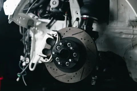 Perawatan sistem rem mobil matic pada bagian piringan cakram