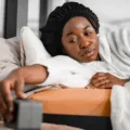 Ilustrasi seseorang sedang tidur nyenyak untuk menjaga ritme tidur teratur setiap malam