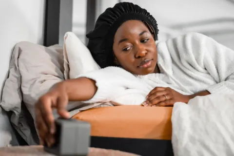 Ilustrasi seseorang sedang tidur nyenyak untuk menjaga ritme tidur teratur setiap malam