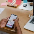Ilustrasi ide aplikasi produktivitas terbaik di smartphone dan laptop untuk meningkatkan efisiensi kerja