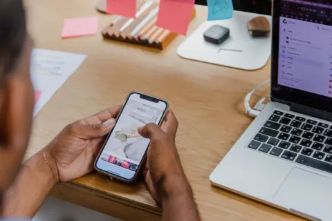 Ilustrasi ide aplikasi produktivitas terbaik di smartphone dan laptop untuk meningkatkan efisiensi kerja