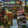 Cara membangun usaha toko kelontong modern dengan penataan barang yang rapi dan bersih