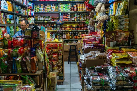 Cara membangun usaha toko kelontong modern dengan penataan barang yang rapi dan bersih