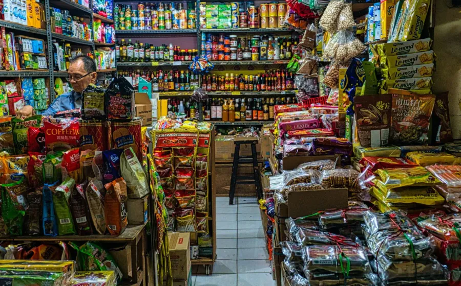 Cara membangun usaha toko kelontong modern dengan penataan barang yang rapi dan bersih