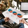 Cara membuat business plan sederhana pada buku catatan kerja perintis usaha
