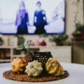 Ide menata ruang tamu yang nyaman dengan sofa empuk dan tanaman indoor aesthetic