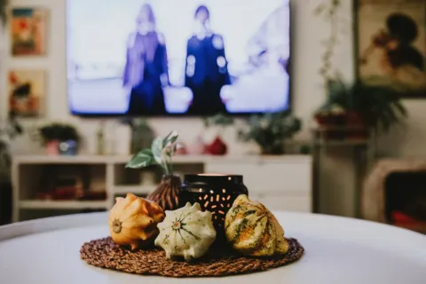 Ide menata ruang tamu yang nyaman dengan sofa empuk dan tanaman indoor aesthetic