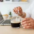 Suasana meja kerja hangat dengan secangkir kopi untuk membangun kebiasaan pagi produktif