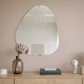 Ruangan dengan desain gaya hidup minimalis yang rapi dan sederhana