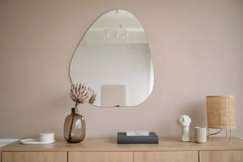 Ruangan dengan desain gaya hidup minimalis yang rapi dan sederhana