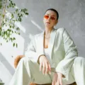 Tips memilih outfit sesuai bentuk tubuh agar tampil proporsional dan percaya diri
