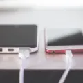 Ilustrasi tips menghemat baterai smartphone agar daya tahan ponsel lebih awet seharian
