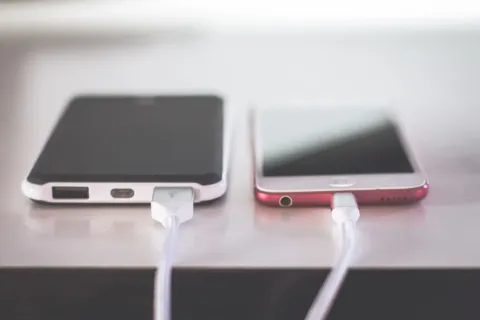 Ilustrasi tips menghemat baterai smartphone agar daya tahan ponsel lebih awet seharian