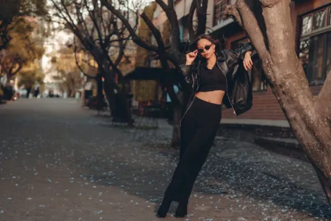 Inspirasi padu padan tren fashion gaya street style yang kece dan trendi