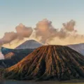 Pemandangan indah tempat destinasi wisata hemat di Indonesia yang alami dan terjangkau