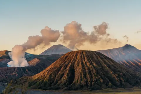 Pemandangan indah tempat destinasi wisata hemat di Indonesia yang alami dan terjangkau