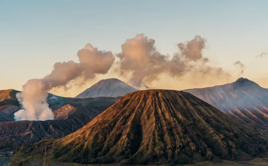 Pemandangan indah tempat destinasi wisata hemat di Indonesia yang alami dan terjangkau